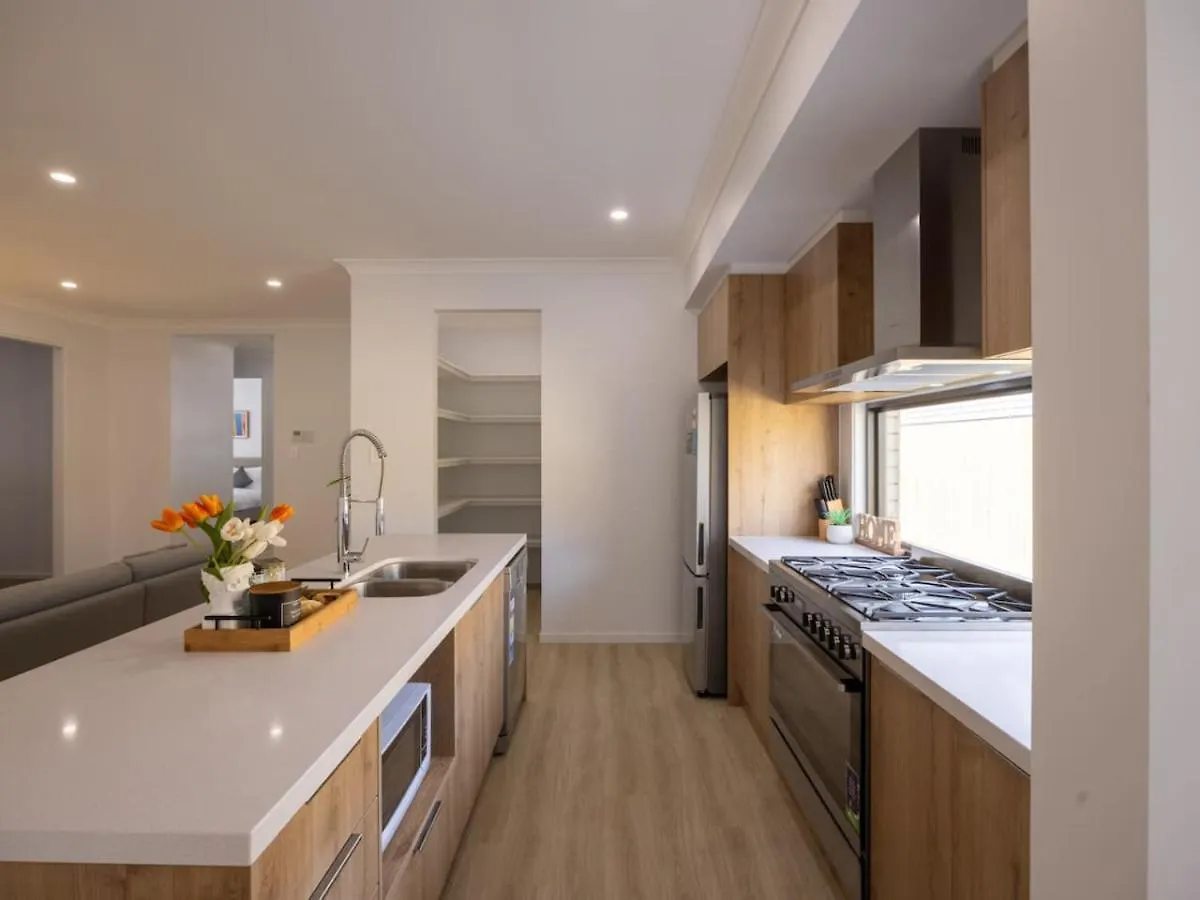Brand New 4Bs Home Near Shops And Park At Greenbank 0*,