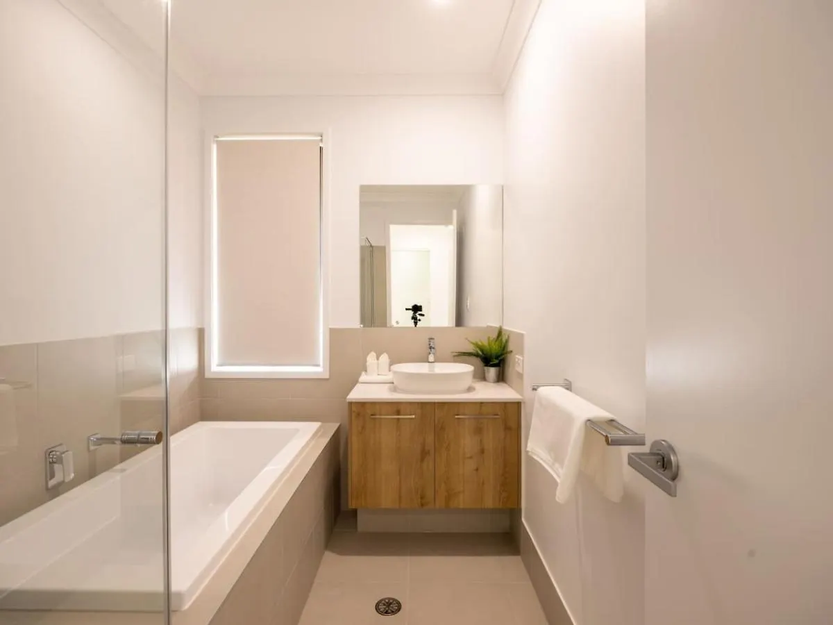 Holiday home Brand New 4Bs Home Near Shops And Park At Greenbank