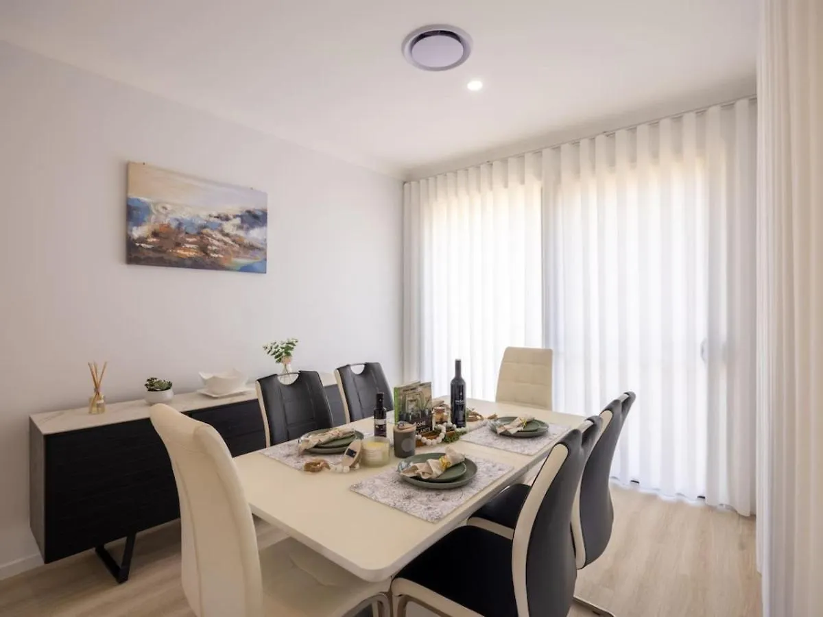Brand New 4Bs Home Near Shops And Park At Greenbank Holiday home